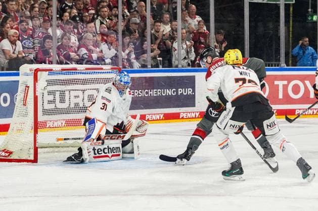 Ice Hockey: Penny DEL, Matchday 2—Cologne Sharks vs. Frankfurt Lions on September 20, 2026, at the Lanxess Arena in Cologne. Adam Scheel (Frankfurt), left: Marcel Noebels (Cologne); center: Daniel Wirt (Frankfurt); right: In accordance with the guidelines of the DEL (German Ice Hockey League), the publication and further use of the footage in electronic media and on devices of any kind during the game is not permitted xDMx