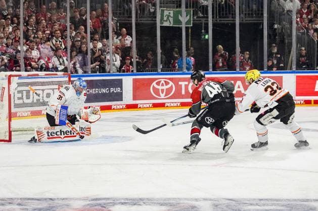Ice Hockey: Penny DEL, Matchday 2—Cologne Sharks vs. Frankfurt Lions on September 20, 2026, at the Lanxess Arena in Cologne. Adam Scheel (Frankfurt), left: Kevin Niedenz (Cologne), center: Matej Leden (Frankfurt), right: In accordance with the regulations of the DEL (German Ice Hockey League), the publication and further use of the images in electronic media and on devices of any kind during the game is not permitted xDMx