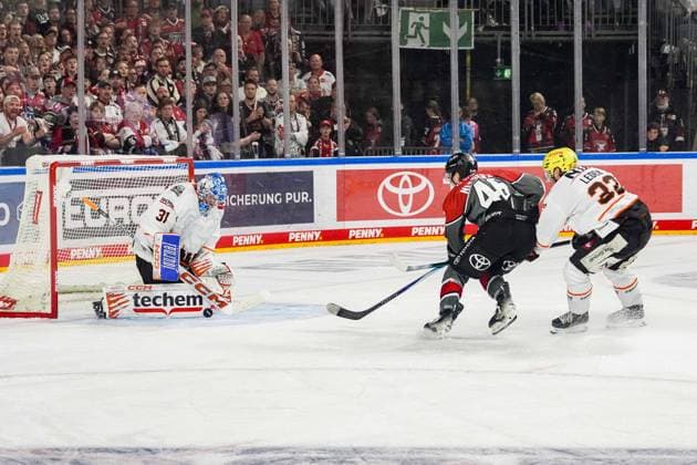Ice Hockey: Penny DEL, Matchday 2—Cologne Sharks vs. Frankfurt Lions on September 20, 2026, at the Lanxess Arena in Cologne. Adam Scheel (Frankfurt), left: Kevin Niedenz (Cologne), center: Matej Leden (Frankfurt), right: In accordance with the regulations of the DEL (German Ice Hockey League), the publication and further use of the images in electronic media and on devices of any kind during the game is not permitted xDMx
