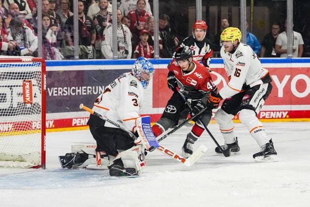 Ice Hockey: Penny DEL, Matchday 2—Cologne Sharks vs. Frankfurt Lions on September 20, 2026, at the Lanxess Arena in Cologne. Adam Scheel (Frankfurt), left: Kevin Niedenz (Cologne), center: Konrad Abeltshauser (Frankfurt), right: In accordance with the guidelines of the DEL (German Ice Hockey League), the publication and further use of the images in electronic media and on devices of any kind during the game is not permitted xDMx