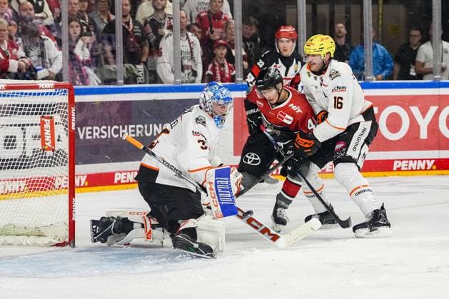 Ice Hockey: Penny DEL, Matchday 2—Cologne Sharks vs. Frankfurt Lions on September 20, 2026, at the Lanxess Arena in Cologne. Adam Scheel (Frankfurt), left: Kevin Niedenz (Cologne), center: Konrad Abeltshauser (Frankfurt), right: In accordance with the guidelines of the DEL (German Ice Hockey League), the publication and further use of the images in electronic media and on devices of any kind during the game is not permitted xDMx