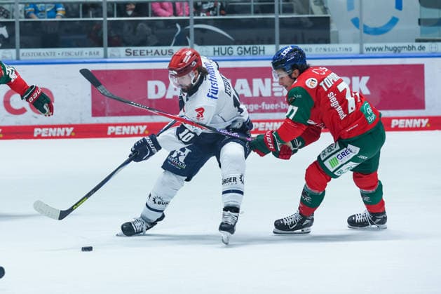 Augsburg, Germany, September 20, 2026 PENNY DEL 2026–2027 Season 2: Augsburg Panthers vs. Schwenningen Wild Wings. Pictured, from left, in a one-on-one battle: Mirko Höfflin (Schwenningen) and Luke Toporowski (Augsburg) Copyright: xFotostandx xStiebertx