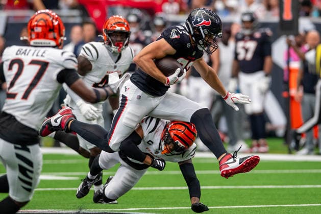 September 20, 2026: Houston Texans tight end Foster Moreau (87) leaps over a defender after making a catch during a game between the Cincinnati Bengals and the Houston Texans in Houston, TX. .. CSM NFL, American Football Herren, USA 2026: Bengals Vs Texans SEP 20  - ZUMAc04_ 20260920_zma_c04_053 Copyright: xTraskxSmithx