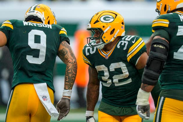 Sep 20, 2026; East Rutherford, NJ, USA; Green Bay Packers running back MarShawn Lloyd (32) celebrates his touchdown with wide receiver Christian Watson (9) during an NFL, American Football Herren, USA game against the New York Jets at MetLife Stadium. Mandatory Credit: -Cal Media NFL 2026: Packers Vs Jets SEP 20  - ZUMAc04_ 20260920_zma_c04_054 Copyright: xChrisxSzagolax