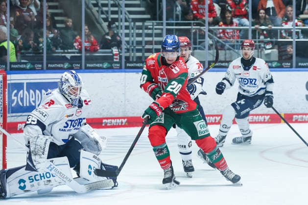 Augsburg, Germany, September 20, 2026 PENNY DEL 2026–2027, Game 2: Augsburger Panther vs. Schwenninger Wild Wings. Pictured, from left, in a one-on-one battle: goalie Simon Wolf (Schwenningen) and Philipp Krauß (Augsburg). Copyright: xFotostandx xStiebertx