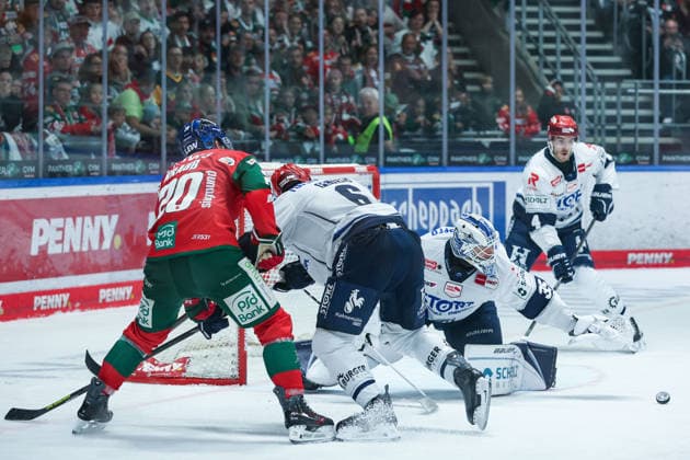 Augsburg, Germany, September 20, 2026 PENNY DEL 2026–2027 Game 2: Augsburger Panther vs. Schwenninger Wild Wings Pictured, from left, in a one-on-one battle: Philipp Krauß (Augsburg), Alexander Peters (Schwenningen), and goaltender Simon Wolf (Schwenningen) Copyright: xFotostandx xStiebertx