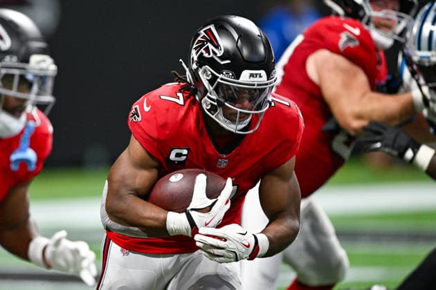 ATLANTA, GA - SEPTEMBER 20: Atlanta running back Bijan Robinson (7) runs the ball during the NFL, American Football Herren, USA game between the Carolina Panthers and the Atlanta Falcons on September 20th, 2026 at Mercedes-Benz Stadium in Atlanta, GA. (Photo by Rich von Biberstein Icon Sportswire) NFL: SEP 20 Panthers at Falcons EDITORIAL USE ONLY Icon260920015