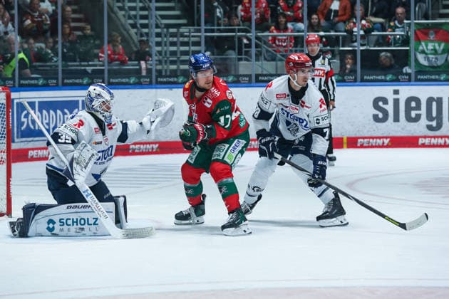 Augsburg, Germany, September 20, 2026 PENNY DEL 2026–2027, Game 2: Augsburg Panthers vs. Schwenningen Wild Wings. Pictured, from left, in a one-on-one battle: goalie Simon Wolf (Schwenningen), Sean Malone (Augsburg), and William Weber (Schwenningen) Copyright: xFotostandx xStiebertx