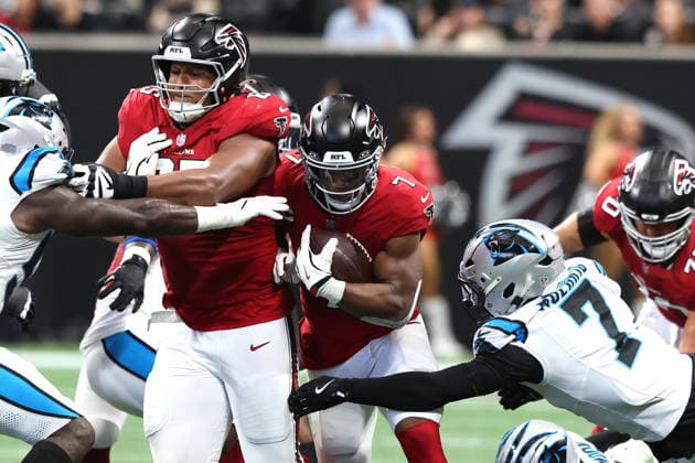 ATLANTA, GA - SEPTEMBER 20: Bijan Robinson (7) of the Atlanta Falcons carries the football during the Sunday afternoon NFL, American Football Herren, USA game between the Atlanta Falcons and the Carolina Panthers on September 20, 2026 at the Mercedes-Benz Stadium in Atlanta, Georgia. (Photo by David J. Griffin Icon Sportswire) NFL: SEP 20 Panthers at Falcons EDITORIAL USE ONLY Icon9532609200551