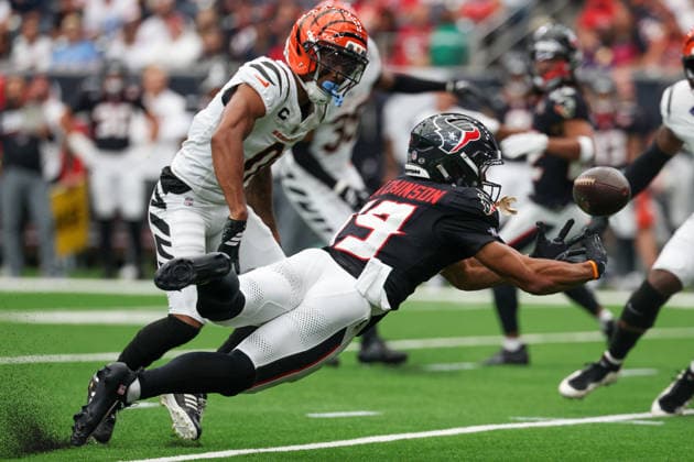 HOUSTON, TX - SEPTEMBER 20: Wide receiver Xavier Hutchinson 19 of the Houston Texans cannot reach a deflected ball during the NFL, American Football Herren, USA football game between the Houston Texans and Cincinnati Bengals on September 20, 2026, at Reliant Stadium in Houston, TX. (Photo by David Buono Icon Sportswire) NFL: SEP 20 Bengals at Texans EDITORIAL USE ONLY Icon260920004
