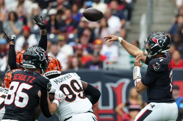 HOUSTON, TX - SEPTEMBER 20: Quarterback C.J. Stroud 7 of the Houston Texans passes the ball during the NFL, American Football Herren, USA football game between the Houston Texans and Cincinnati Bengals on September 20, 2026, at Reliant Stadium in Houston, TX. (Photo by David Buono Icon Sportswire) NFL: SEP 20 Bengals at Texans EDITORIAL USE ONLY Icon260920005