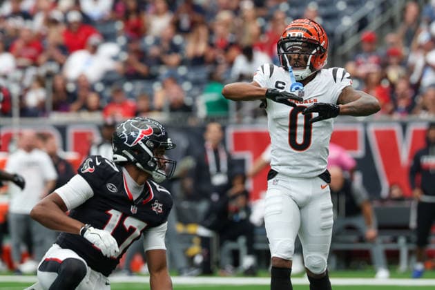 HOUSTON, TX - SEPTEMBER 20: Cornerback DJ Turner II 0 of the Cincinnati Bengals celebrates a defensive stop in front of wide receiver Daniel Sobkowicz 17 of the Houston Texans during the NFL, American Football Herren, USA football game between the Houston Texans and Cincinnati Bengals on September 20, 2026, at Reliant Stadium in Houston, TX. (Photo by David Buono Icon Sportswire) NFL: SEP 20 Bengals at Texans EDITORIAL USE ONLY Icon260920006