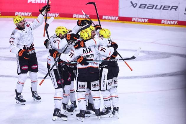Frankfurt players celebrate the goal that tied the game at 3–3 against Cologne, GER; Kölner Haie vs. Löwen Frankfurt, Ice Hockey, PENNY DEL, Matchday 2, 2026–2027 season, September 20, 2026 GER, Kölner Haie vs. Löwen Frankfurt, Ice Hockey, PENNY DEL, Matchday 2, 2026–2027 Season, September 20, 2026 Cologne Copyright: xEibner-Pressefoto RenexWeissx EP_RWS