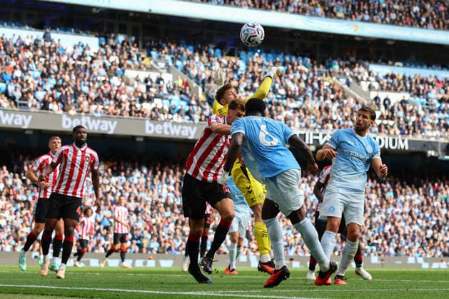 20th September 2026; Etihad Stadium, Manchester, England; Premier League Football, Manchester City versus Sunderland; Robin Roefs of Sunderland punches the cross RogerxEvans