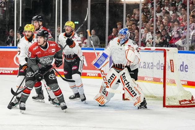 Ice Hockey: Penny DEL, Matchday 2—Cologne Sharks vs. Frankfurt Lions on September 20, 2026, at the Lanxess Arena in Cologne. Heavy traffic in front of Adam Scheel (Frankfurt), right. In accordance with the regulations of the DEL (German Ice Hockey League), the publication and further use of the footage in electronic media and on devices of any kind during the game is not permitted. xDMx