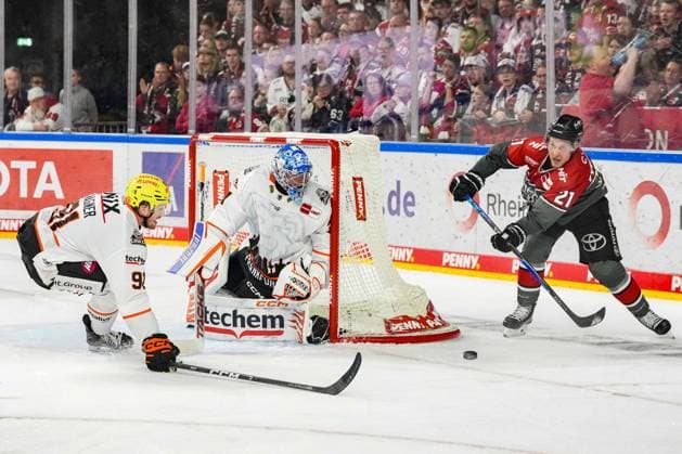 Ice Hockey: Penny DEL, Matchday 2—Cologne Sharks vs. Frankfurt Lions on September 20, 2026, at the Lanxess Arena in Cologne. Austin Wagner (Frankfurt), left: Adam Scheel (Frankfurt), center: Juhani Tyrväinen (Cologne), right: In accordance with the regulations of the DEL (German Ice Hockey League), the publication and further use of the footage in electronic media and on devices of any kind during the game is not permitted xDMx