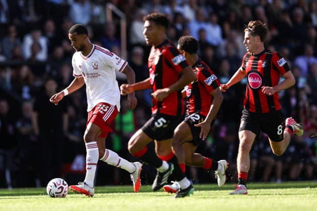 AFC Bournemouth gegen Liverpool, 20. September 2026, Bournemouth, Premier League, Fußball: AFC Bournemouth gegen Liverpool. Cody Gakpo von Liverpool unter Druck von Tyler Adams und Alex Scott von Bournemouth. Foto: Jacques Feeney. Abseits. Bournemouth, Großbritannien  Copyright: xJacquesxFeeneyx xOffsidexOffside