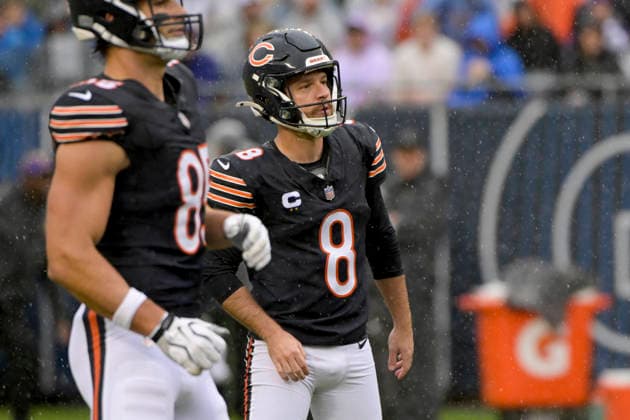 Chicago Bears place kicker Cairo Santos (8) watches the ball fly through the uprights for a first quarter field goal against the Minnesota Vikings at Soldier Field in Chicago on Sunday, September 20, 2026.  CHI20260920106 MARKxBLACK