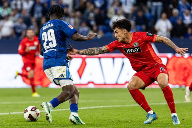 1 Bundesliga FC Schalke 04 vs. SV Elversberg September 20, 2026 Junior Dina Ebimbe FC Schalke 04, 29, Nicholas Mickelson, SV Elversberg, 2–1, Bundesliga, Matchday 4, FC Schalke 04 vs. SV Elversberg, Veltins Arena, Gelsenkirchen, September 20, 2026. DFL regulations prohibit any use of photographs as image sequences and or quasi-video. Copyright: xBEAUTIFULxSPORTS Buriakovx