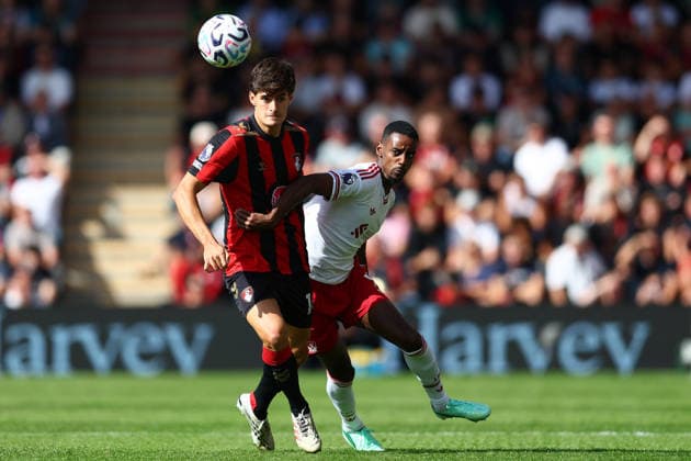 Bournemouth, England, 20th September 2026. Antonio Silva of AFC Bournemouth and Alexander Isak of Liverpool challenge for the ball during the AFC Bournemouth vs Liverpool Premier League match at the Vitality Stadium, Bournemouth. Picture credit should read: Paul Terry Sportimage EDITORIAL USE ONLY. No use with unauthorised audio, video, data, fixture lists, club league logos or live services. Online in-match use limited to 120 images, no video emulation. No use in betting, games or single club league player publications. SPI_078_PT_Bournemouth_Liverpool SPI-5013-0076