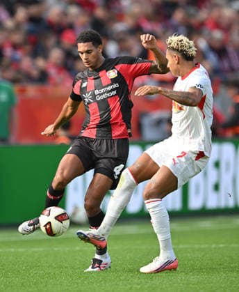 l r Jarell Quansah, Bayer Leverkusen; Antonio Nusa, RB Leipzig; action, tackle; soccer; Bundesliga 1; Matchday 4, Bayer 04 Leverkusen vs. RB Leipzig, on September 20, 2026, in Leverkusen, Germany. DFL regulations prohibit any use of photographs as image sequences and or quasi-video.