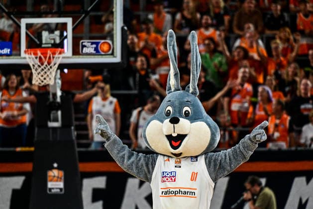 September 20, 2026, GER, Basketball, Men s, easycredit Basketball Bundesliga, 2026–2027 Season, Matchday 1, ratiopharm Ulm vs. MHP Riesen Ludwigsburg: Ulm’s mascot having fun in the new white home jersey at the Neu Ulm ratiopharm Arena in Bavaria, Germany Copyright: xNordphotox xHafnerx