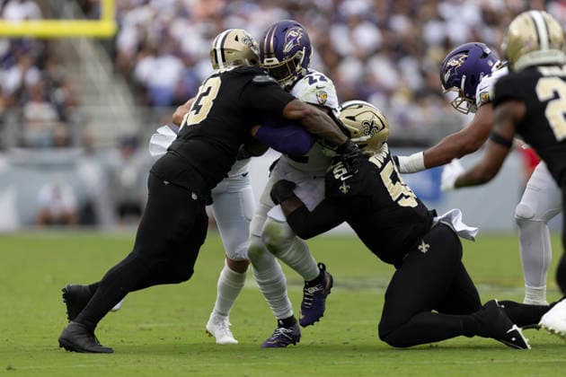 BALTIMORE, MD - SEPTEMBER 20: Baltimore Ravens running back Derrick Henry (22) takes a hit from New Orleans Saints linebacker Anfernee Jennings (33) during a NFL, American Football Herren, USA football game between New Orleans Saints and Baltimore Ravens September 20, 2026 at M&T Bank Stadium in Baltimore, MD (Photo by Charles Brock Icon Sportswire) NFL: SEP 20 Saints at Ravens EDITORIAL USE ONLY Icon260920034