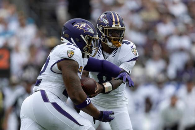 BALTIMORE, MD - SEPTEMBER 20: Baltimore Ravens quarterback Lamar Jackson (8) runs a read option with Baltimore Ravens running back Derrick Henry (22) during a NFL, American Football Herren, USA football game between New Orleans Saints and Baltimore Ravens September 20, 2026 at M&T Bank Stadium in Baltimore, MD (Photo by Charles Brock Icon Sportswire) NFL: SEP 20 Saints at Ravens EDITORIAL USE ONLY Icon260920043