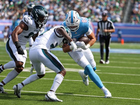 Sep 20, 2026; Nashville, TN, USA; Tennessee Titans tight end Gunnar Helm (84) makes a catch and is stopped by Philadelphia Eagles cornerback Quinyon Mitchell (27) during the NFL, American Football Herren, USA regular season game between the Philadelphia Eagles and Tennessee Titans at Nissan Stadium. Mandatory Credit: -Cal Media Nashville USA - ZUMAc04_ 20260920_zma_c04_063 Copyright: xStephenxFurstx