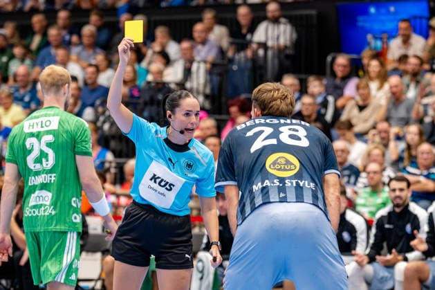 Düsseldorf, September 20, 2026, Handball, Men s, Opel Bundesliga, Matchday 5, 2026–2027: Bergische HC vs. Füchse Berlin. Referee Rosana Sug issues a yellow card to Tom Bergner of Bergische HC, age 28.