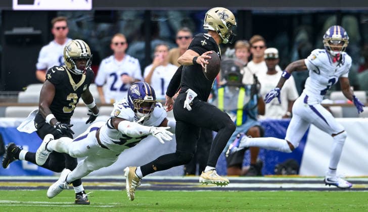 New Orleans Saints quarterback Tyler Shough (6) attempts a two-point conversion run but is stopped by Baltimore Ravens linebacker Trenton Simpson (32) during the fourth quarter at M&T Bank Stadium in Baltimore, Maryland, on Sunday, September 20, 2026. The New Orleans Saints won 24-17.  BAL20260920143 DAVIDxTULIS