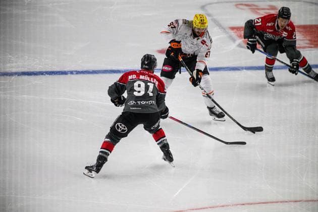COLOGNE, GERMANY - 20 SEPTEMBER, 2026: Moritz Mueller, Matthew Wedman - The PENNY DEL Ice hockey, Eishockey match Koelner Haie vs. Loewen Frankfurt at LANXESS arena.  Copyright: xVitaliixKliuievx