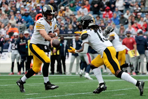 FOXBOROUGH, MA - SEPTEMBER 20: Aaron Rodgers 8 of the Pittsburgh Steelers hands off to Rico Dowdle 13 of the Pittsburgh Steelers during a game between the New England Patriots and the Pittsburgh Steelers on September 20, 2026, at Gillette Stadium in Foxborough, Massachusetts. (Photo by Fred Kfoury III Icon Sportswire) NFL, American Football Herren, USA SEP 20 Steelers at Patriots EDITORIAL USE ONLY Icon482260920002