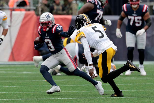 FOXBOROUGH, MA - SEPTEMBER 20: DeMario Douglas 3 of the New England Patriots fends off Jalen Ramsey 5 of the Pittsburgh Steelers after a catch during a game between the New England Patriots and the Pittsburgh Steelers on September 20, 2026, at Gillette Stadium in Foxborough, Massachusetts. (Photo by Fred Kfoury III Icon Sportswire) NFL, American Football Herren, USA SEP 20 Steelers at Patriots EDITORIAL USE ONLY Icon482260920003