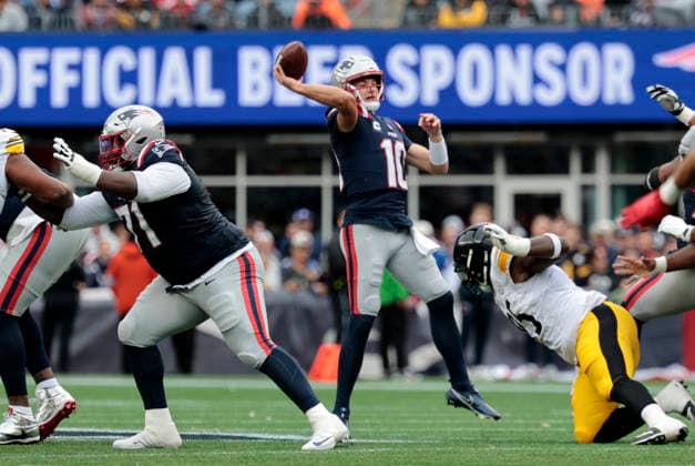 FOXBOROUGH, MA - SEPTEMBER 20: Drake Maye 10 of the New England Patriots airs it out during a game between the New England Patriots and the Pittsburgh Steelers on September 20, 2026, at Gillette Stadium in Foxborough, Massachusetts. (Photo by Fred Kfoury III Icon Sportswire) NFL, American Football Herren, USA SEP 20 Steelers at Patriots EDITORIAL USE ONLY Icon482260920010