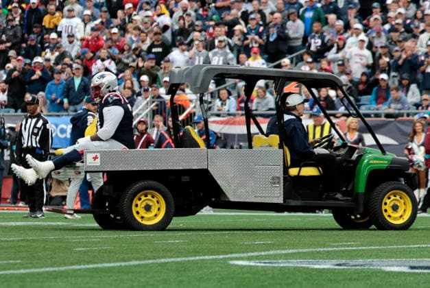 FOXBOROUGH, MA - SEPTEMBER 20: Mike Onwenu 71 of the New England Patriots is carted off the field during a game between the New England Patriots and the Pittsburgh Steelers on September 20, 2026, at Gillette Stadium in Foxborough, Massachusetts. (Photo by Fred Kfoury III Icon Sportswire) NFL, American Football Herren, USA SEP 20 Steelers at Patriots EDITORIAL USE ONLY Icon482260920011