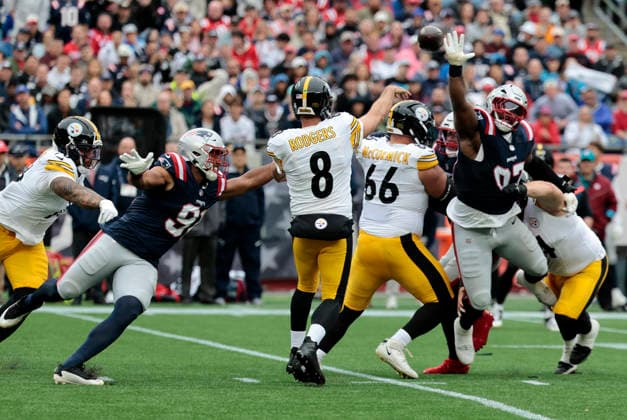 FOXBOROUGH, MA - SEPTEMBER 20: Milton Williams 97 of the New England Patriots tries to block the pass form Aaron Rodgers 8 of the Pittsburgh Steelers during a game between the New England Patriots and the Pittsburgh Steelers on September 20, 2026, at Gillette Stadium in Foxborough, Massachusetts. (Photo by Fred Kfoury III Icon Sportswire) NFL, American Football Herren, USA SEP 20 Steelers at Patriots EDITORIAL USE ONLY Icon482260920012