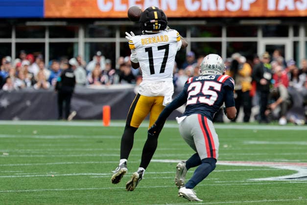 FOXBOROUGH, MA - SEPTEMBER 20: Germie Bernard 17 of the Pittsburgh Steelers makes a catch in front of Marcus Jones 25 of the New England Patriots during a game between the New England Patriots and the Pittsburgh Steelers on September 20, 2026, at Gillette Stadium in Foxborough, Massachusetts. (Photo by Fred Kfoury III Icon Sportswire) NFL, American Football Herren, USA SEP 20 Steelers at Patriots EDITORIAL USE ONLY Icon482260920013