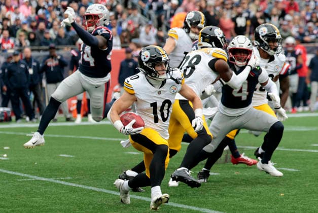FOXBOROUGH, MA - SEPTEMBER 20: Kaden Wetjen 10 of the Pittsburgh Steelers carries during a game between the New England Patriots and the Pittsburgh Steelers on September 20, 2026, at Gillette Stadium in Foxborough, Massachusetts. (Photo by Fred Kfoury III Icon Sportswire) NFL, American Football Herren, USA SEP 20 Steelers at Patriots EDITORIAL USE ONLY Icon482260920017