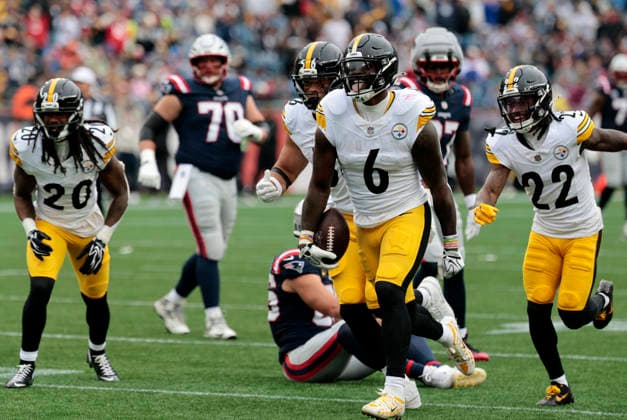 FOXBOROUGH, MA - SEPTEMBER 20: Patrick Queen 6 of the Pittsburgh Steelers races off to celebrate his takeaway during a game between the New England Patriots and the Pittsburgh Steelers on September 20, 2026, at Gillette Stadium in Foxborough, Massachusetts. (Photo by Fred Kfoury III Icon Sportswire) NFL, American Football Herren, USA SEP 20 Steelers at Patriots EDITORIAL USE ONLY Icon482260920024