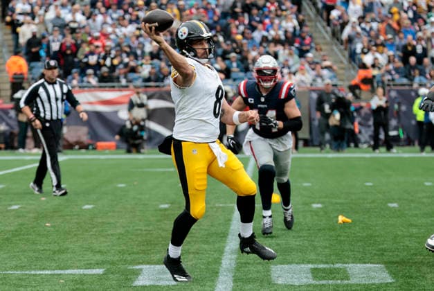 FOXBOROUGH, MA - SEPTEMBER 20: Aaron Rodgers 8 of the Pittsburgh Steelers throws during a game between the New England Patriots and the Pittsburgh Steelers on September 20, 2026, at Gillette Stadium in Foxborough, Massachusetts. (Photo by Fred Kfoury III Icon Sportswire) NFL, American Football Herren, USA SEP 20 Steelers at Patriots EDITORIAL USE ONLY Icon482260920029