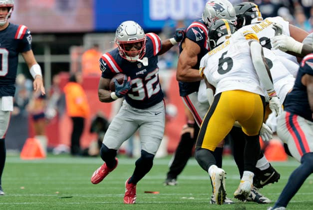 FOXBOROUGH, MA - SEPTEMBER 20: TreVeyon Henderson 32 of the New England Patriots breaks through the line of scrimmage during a game between the New England Patriots and the Pittsburgh Steelers on September 20, 2026, at Gillette Stadium in Foxborough, Massachusetts. (Photo by Fred Kfoury III Icon Sportswire) NFL, American Football Herren, USA SEP 20 Steelers at Patriots EDITORIAL USE ONLY Icon482260920037
