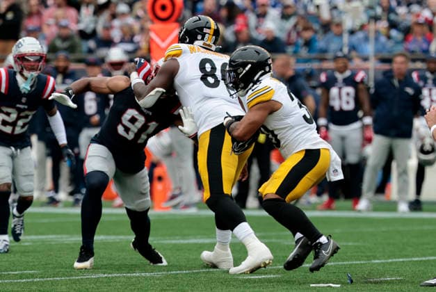 FOXBOROUGH, MA - SEPTEMBER 20: Jaylen Warren 30 of the Pittsburgh Steelers carries during a game between the New England Patriots and the Pittsburgh Steelers on September 20, 2026, at Gillette Stadium in Foxborough, Massachusetts. (Photo by Fred Kfoury III Icon Sportswire) NFL, American Football Herren, USA SEP 20 Steelers at Patriots EDITORIAL USE ONLY Icon482260920038