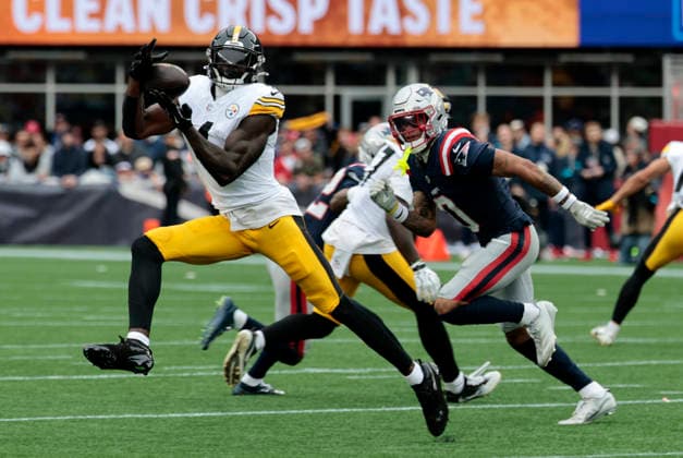 FOXBOROUGH, MA - SEPTEMBER 20: Dk Metcalf 4 of the Pittsburgh Steelers makes a catch chased by Christian Gonzalez 0 of the New England Patriots during a game between the New England Patriots and the Pittsburgh Steelers on September 20, 2026, at Gillette Stadium in Foxborough, Massachusetts. (Photo by Fred Kfoury III Icon Sportswire) NFL, American Football Herren, USA SEP 20 Steelers at Patriots EDITORIAL USE ONLY Icon482260920040