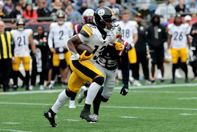 FOXBOROUGH, MA - SEPTEMBER 20: Rico Dowdle 13 of the Pittsburgh Steelers carries during a game between the New England Patriots and the Pittsburgh Steelers on September 20, 2026, at Gillette Stadium in Foxborough, Massachusetts. (Photo by Fred Kfoury III Icon Sportswire) NFL, American Football Herren, USA SEP 20 Steelers at Patriots EDITORIAL USE ONLY Icon482260920043