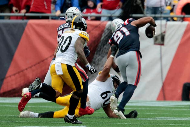 FOXBOROUGH, MA - SEPTEMBER 20: Elijah Ponder 91 of the New England Patriots escapes from Dylan Cook 60 of the Pittsburgh Steelers on his way to a takeaway touchdown during a game between the New England Patriots and the Pittsburgh Steelers on September 20, 2026, at Gillette Stadium in Foxborough, Massachusetts. (Photo by Fred Kfoury III Icon Sportswire) NFL, American Football Herren, USA SEP 20 Steelers at Patriots EDITORIAL USE ONLY Icon482260920044