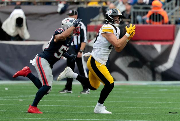 FOXBOROUGH, MA - SEPTEMBER 20: Pat Freiermuth 88 of the Pittsburgh Steelers hauls in a p ass chased by Christian Elliss 53 of the New England Patriots during a game between the New England Patriots and the Pittsburgh Steelers on September 20, 2026, at Gillette Stadium in Foxborough, Massachusetts. (Photo by Fred Kfoury III Icon Sportswire) NFL, American Football Herren, USA SEP 20 Steelers at Patriots EDITORIAL USE ONLY Icon482260920046