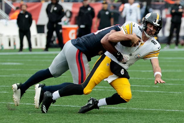 FOXBOROUGH, MA - SEPTEMBER 20: Aaron Rodgers 8 of the Pittsburgh Steelers sacked during a game between the New England Patriots and the Pittsburgh Steelers on September 20, 2026, at Gillette Stadium in Foxborough, Massachusetts. (Photo by Fred Kfoury III Icon Sportswire) NFL, American Football Herren, USA SEP 20 Steelers at Patriots EDITORIAL USE ONLY Icon482260920048