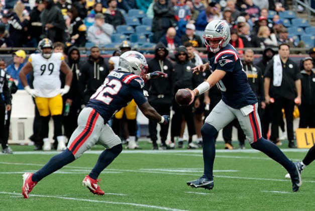 FOXBOROUGH, MA - SEPTEMBER 20: TreVeyon Henderson 32 of the New England Patriots takes the ball from Drake Maye 10 of the New England Patriots during a game between the New England Patriots and the Pittsburgh Steelers on September 20, 2026, at Gillette Stadium in Foxborough, Massachusetts. (Photo by Fred Kfoury III Icon Sportswire) NFL, American Football Herren, USA SEP 20 Steelers at Patriots EDITORIAL USE ONLY Icon482260920050