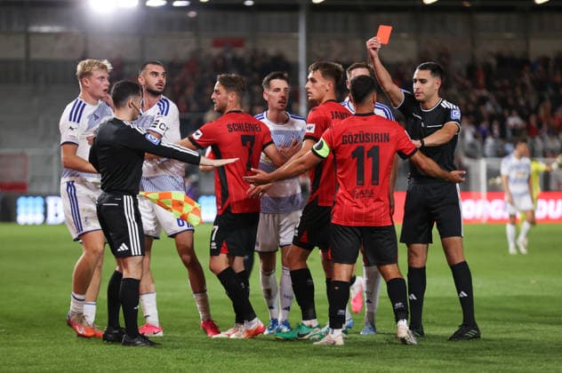 September 20, 2026, Soccer 3rd Division, SV Wehen Wiesbaden vs. MSV Duisburg, from left: Referee Cengiz Kabalakli shows Tarik Gözüsirin of SV Wehen Wiesbaden a red card, red card for, ejection, game misconduct. DFL and DFB regulations prohibit any use of photographs as image sequences and or quasi-video. xdcx Copyright: HMBxMedia Claus